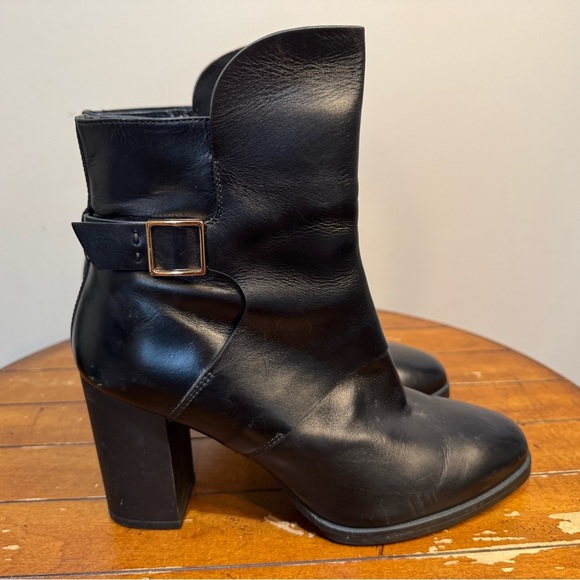 TOD’S Gomma Ankle Leather Boots Black Gold Buckle Sz EU40 - Picture 1 of 16
